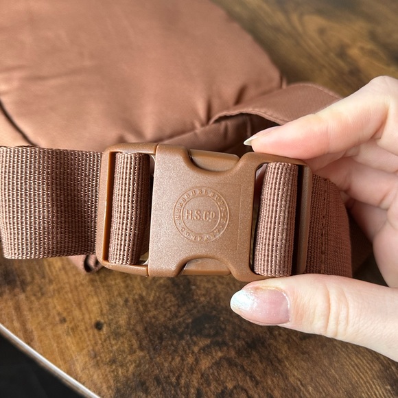 Herschel Supply Co. Fourteen Belt Bag Tan Gold Zipper Adjustable Fanny Pack - Picture 5 of 7